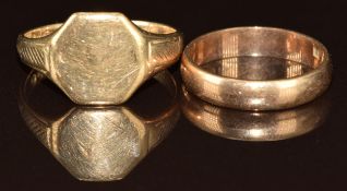 A 9ct gold signet ring and a 9ct gold wedding band, 5.1g, size L & Q