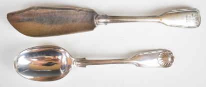 Victorian hallmarked silver fiddle thread and shell dessert spoon, London 1896, maker William Hutton