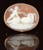 Victorian 9ct gold ring set with a cameo depicting a cherub on a chariot and two swans, 2.7g, size