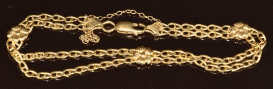 An 18ct gold bracelet made up of mariners links with flower decoration, 9.9g, 20cm