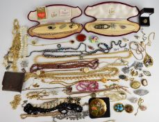 A collection of costume jewellery including Hollywood necklace, Scottish silver pendant, brooches