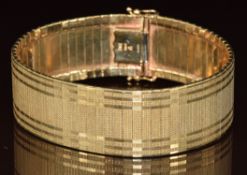 A 9ct gold Italian bracelet made up of textured links, 27.8g, 18.2cm