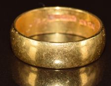 A 22ct gold wedding band/ ring, 5.8g, size N