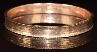 Art Deco 9ct gold bangle with engraved decoration, Birmingham 1922, 10.9g, 7cm