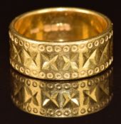 A 22ct gold band with geometric design, London 1962, 9.6g, size P