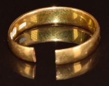 A 22ct gold wedding band (cut), 3.5g