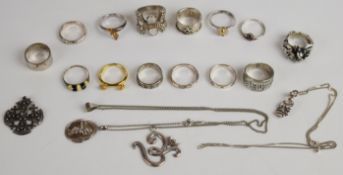 Forteen silver rings including five by 'Daisy', moonstone, garnet, etc, four silver pendants and two