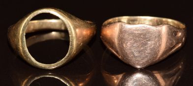 A 9ct gold signet ring and 9ct gold mount, 7g, size R