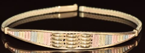 A 9ct gold tri-coloured bracelet (damaged clasp), 8g