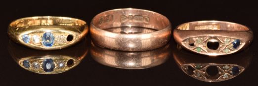 An 18ct gold ring set with sapphires and a diamond (stone missing and one replacement paste, 2.