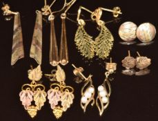 Seven pairs of 9ct gold earrings including tri-coloured, filigree, etc , 8.1g