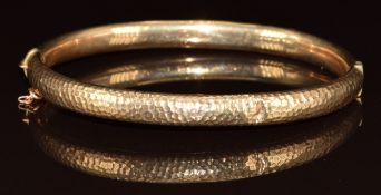 Edwardian 9ct gold bangle with hammered decoration, 7.3g, 6.2 x 5cm