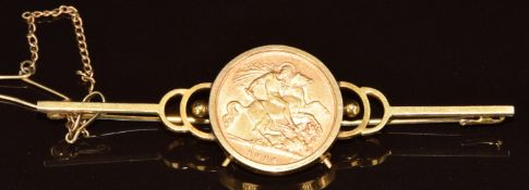 George V 1914 golf half sovereign mounted in a 9ct gold brooch, 7.6g