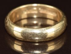 A 9ct gold wedding band / ring, 7.8g, size U