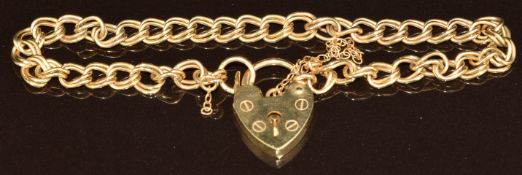 A 9ct gold bracelet made up of double twisted oval links with 9ct gold heart padlock clasp, 7.3g,