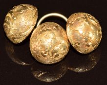 Three yellow metal studs/ buttons with engraved floral decoration, 5.3g