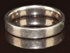 An 18ct white gold wedding band/ ring, 6.9g, size R