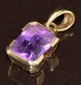 A 9ct gold pendant set with an amethyst, 1.3g, 1.4cm