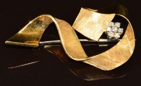 An 18k gold ribbon brooch with textured finish set with seven diamonds in a cluster, 6.9g, 5 x 3cm