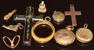 A 9ct rose gold cross (4.7g), Victorian yellow metal locket, engine turned locket, 15ct gold shoe