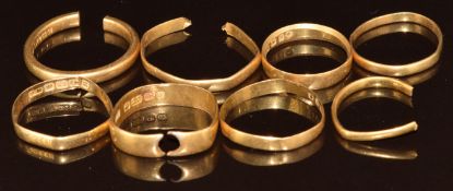 Eight sections of 22ct gold wedding bands, 15g
