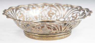 Victorian Scottish hallmarked silver basket with pierced decoration and wooden base, Edinburgh 1899,