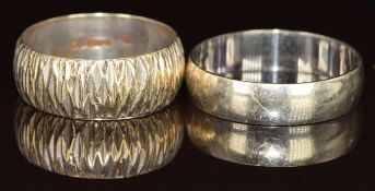 Two 9ct white gold wedding bands, 8.9g, size W & R