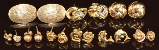 Six pairs of 9ct gold earrings including three knot pairs, textured oval, etc and four single 9ct