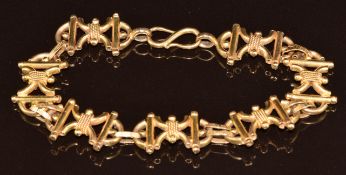 A yellow metal bracelet, 15g, 18cm