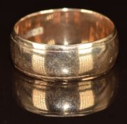 A 9ct gold wedding band/ ring, 4.8g, size R