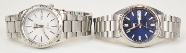 Two Seiko 5 gentleman's automatic wristwatches ref.7S26-0480 each with day and date aperture,