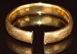 A 22ct gold wedding band / ring (band is cut), 9.5g