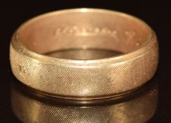 A 14k gold wedding band/ ring with textured finish, 5.7g, size P