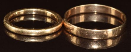 An 18k gold wedding band/ ring (1.9g, size G) and a 333 gold wedding band/ ring (1.1g, size Q)