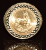 A 9ct gold ring set with a 1986 1/10 krugerrand, 7.5g, size O