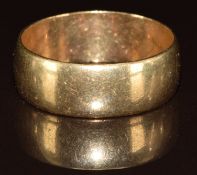 A 9ct gold wedding band/ ring, 5.7g, size V