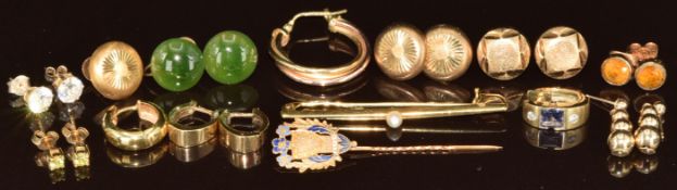 Eight pairs of 9ct gold earrings including nephrite jade, peridot, etc (13g), an 18ct gold brooch
