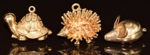 Three 9ct gold charms/ pendants including hedgehog, mouse and tortoise, 8.6g