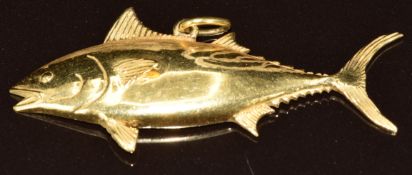 An 18k gold pendant in the form of a tuna fish, 5.7g, 4.7cm