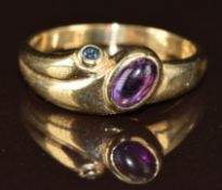 A 9ct gold ring set with a sapphire and amethyst cabochon, 3.2g, size O