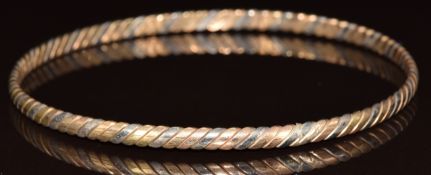 A 9ct bi-coloured gold bangle, 8.8g, 6.3cm