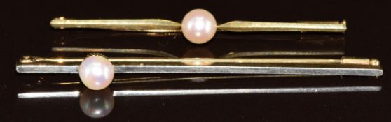 Two 14k gold brooches each set with a pearl, 8.1g, 6.3cm & 5cm