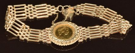 A 9ct gold gate bracelet set with a 1982 gold half sovereign, with heart padlock clasp, 17.9g, 19.
