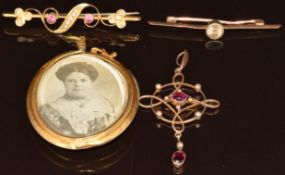 Edwardian 9ct gold pendant set with garnets and seed pearls (2.1g), c1900 9ct gold locket and two