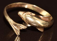 A 14k gold ring in the form of a dolphin, 2g, size M