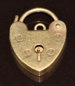 A 9ct gold heart padlock clasp, 1.7g