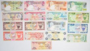 Seventeen United Arab Emirates, Bahrain and Qatar banknotes including a United Arab Emirates high-