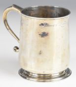 Edward VII hallmarked silver half pint tankard of baluster form, London 1908, maker Daniel & John