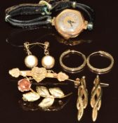 Three pairs of 9ct gold earrings, two 9ct gold brooches (6.5g) and a 9ct gold cased watch
