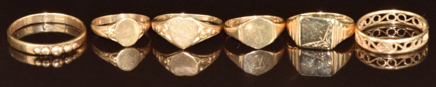 Four 9ct gold signet rings and two 9ct gold rings, 7g, size J, K, L, E & O